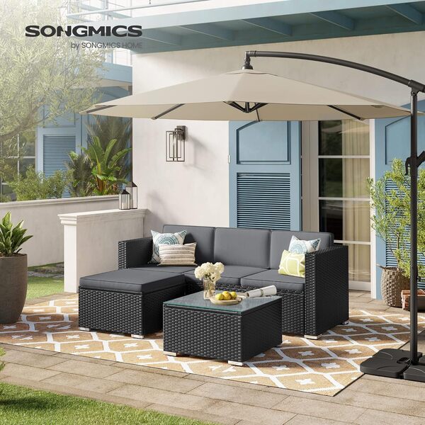SONGMICS Salon de Jardin Extérieur, Ensemble de Mobilier, Surface Tressée en PE Tissé à la Main, Canapé d’Angle, avec Coussins, Dessus de Table en Verre, Noir et Gris GGF005B04
