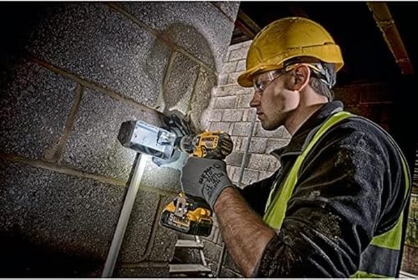 Découvrez notre test détaillé de la perceuse visseuse à percussion Dewalt XR 18V DCD796P2-QW : performances, avantages et inconvénients pour vos travaux de bricolage.