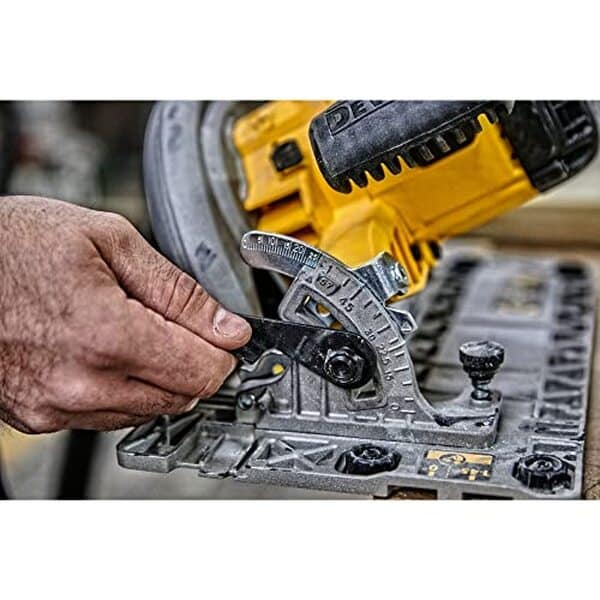 Découvrez notre test détaillé de la scie circulaire DeWalt DWE576K-QS 1000 W : performances, caractéristiques et verdict final pour vos travaux de menuiserie.