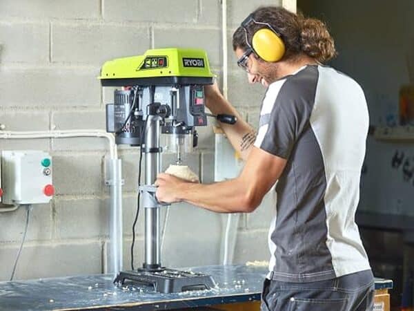 Découvrez notre test détaillé de la perceuse à colonne Ryobi RDP102L 390W. Performances, avantages et inconvénients de ce modèle 390W pour vos travaux. 
