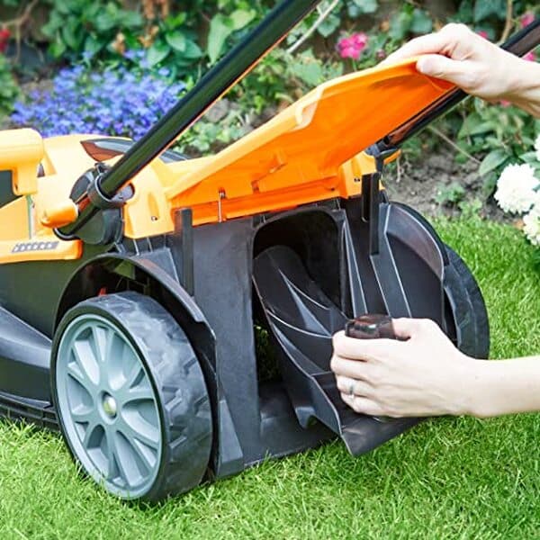 Découvrez notre test complet de la tondeuse sans fil LawnMaster CLMF2437G : performances, autonomie et polyvalence pour un jardin impeccable. 