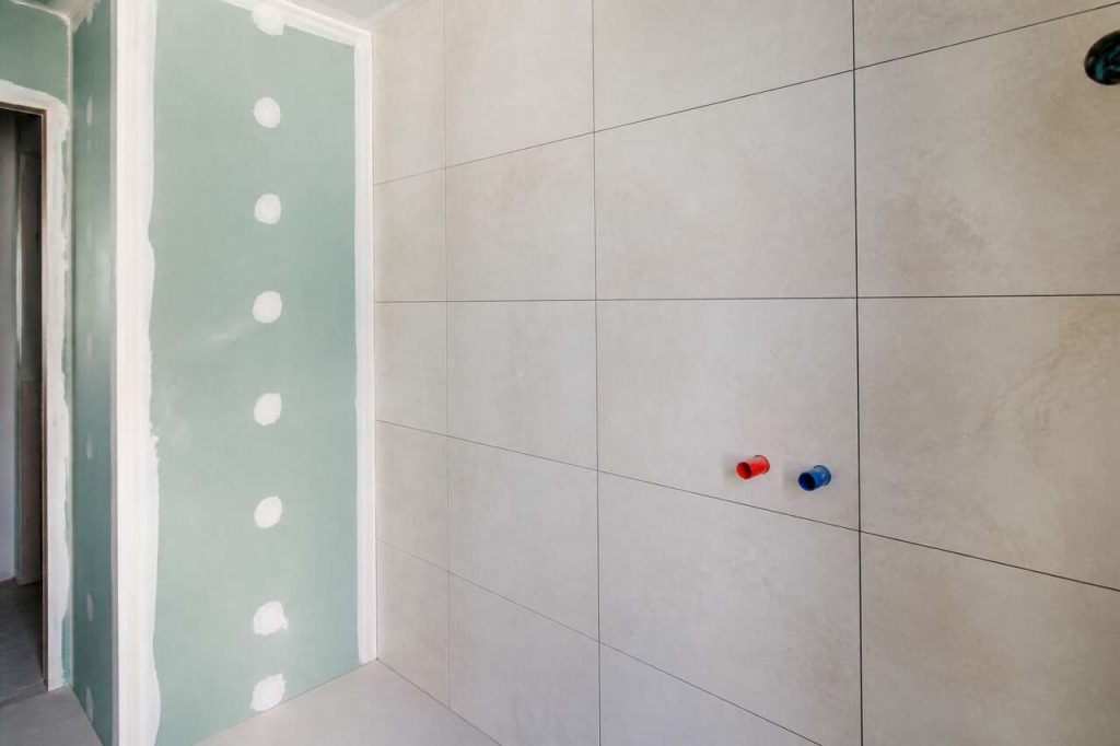 Peut-on poser du carrelage sur une cloison en plaque de plâtre ?