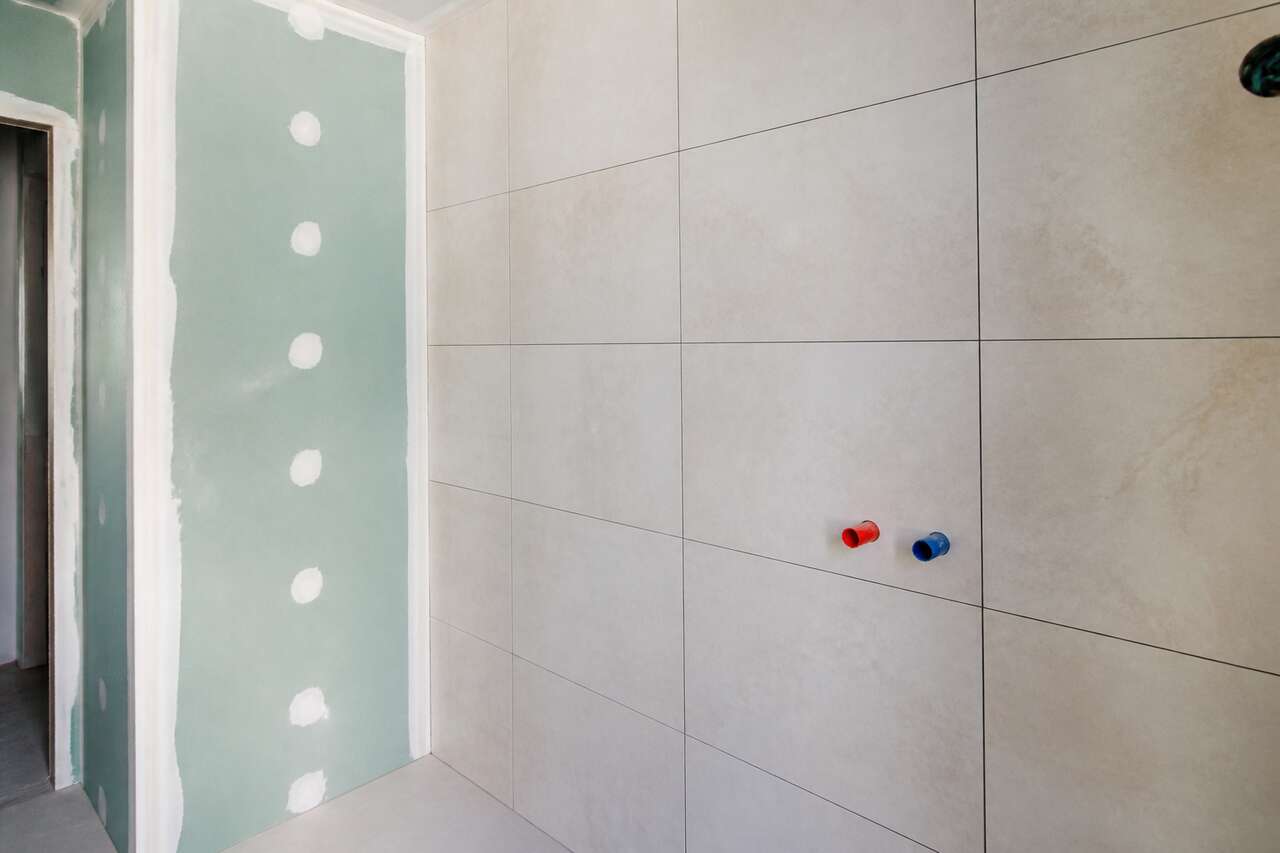 Peut-on poser du carrelage sur une cloison en plaque de plâtre ?
